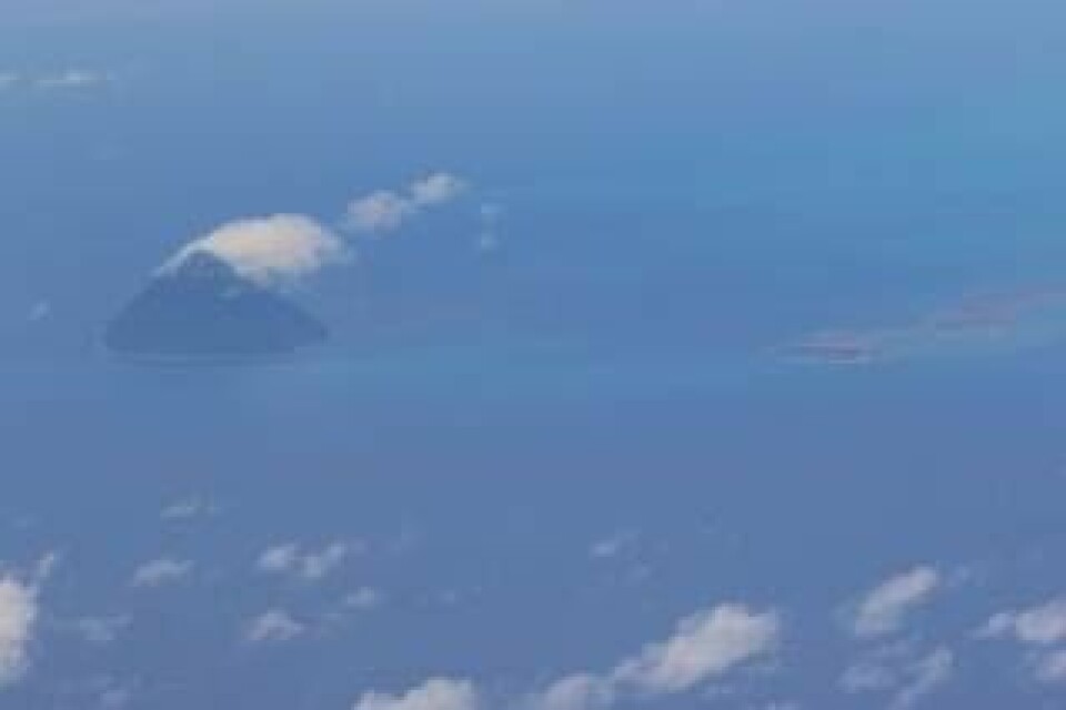 Till vänster i bild syns ön South Iwo Jima och till höger den nybildade ön. Foto: Japans kustbevakning