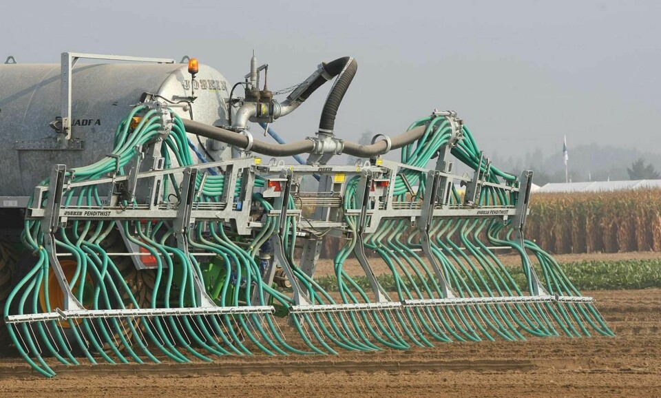 Gödsling inom jordbruket bidrar till utsläpp av lustgas, dikväveoxid. Foto: Werktuigendagen