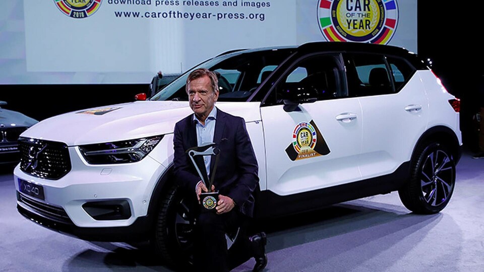 Volvo Cars vd Håkan Samuelsson poserar med Årets bil-priset framför Volvo XC40 på bilmässan i Geneve. Foto: TT / Reuters / Denis Balibouse Volvo Cars vd Håkan Samuelsson poserar med Årets bil-priset framför Volvo XC40 på bilmässan i Geneve. Foto: TT / Reuters / Denis Balibouse