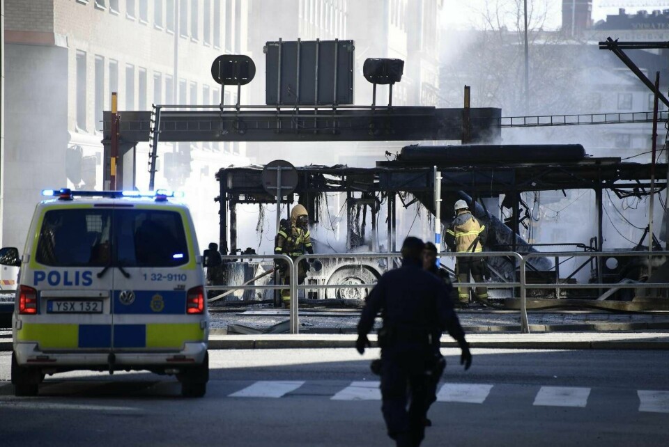 En SL-buss exploderade när den körde in i en balk vid Klaratunneln i centrala Stockholm. Foto: Marcus Ericsson/TT