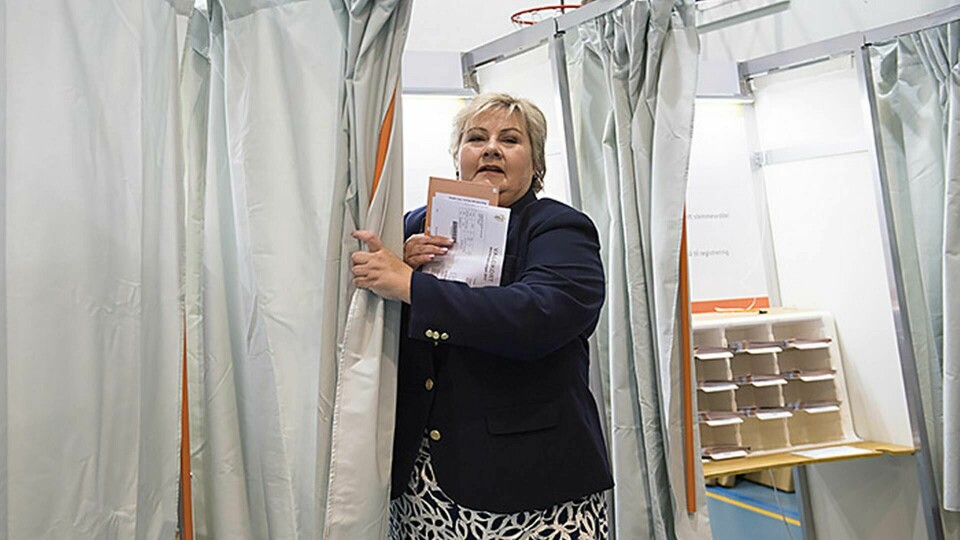 Norska statsministern Erna Solberg röstar i stortingsvalget på Apeltunskolan i Bergen. Foto: Marit Hommedal / NTB scanpix / TT
