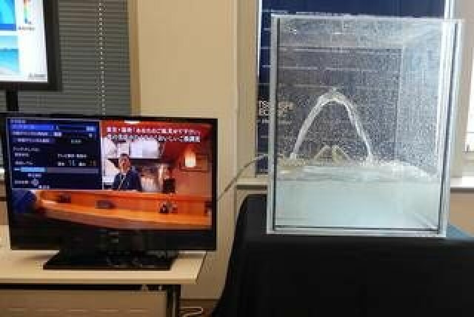 Vattenstrålen i tanken bildar en plym som tar emot tv-signaler. Foto: Mitsubishi