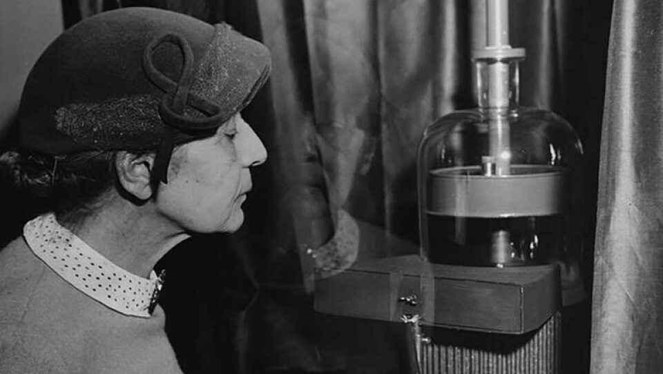 ”Professor Lise Meitner vid koninuerliga Wilsonkammaren i Tekniska Museets Atomarium den 30 januari 1953.” Foto: DN / Tekniska museet