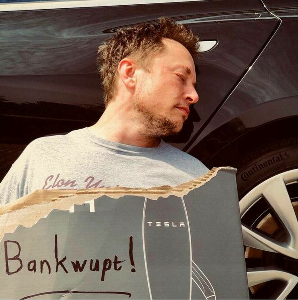 ”Elon hittades utslagen, lutad mot en Tesla Model 3 och omgiven av ”Teslaquilla-flaskor”, spår av torkade tårar syntes fortfarande på hans kinder”, skriver Tesla. Bilden publicerades i anslutning till ett aprilskämt om att bolaget gått i konkurs. Foto: Tesla