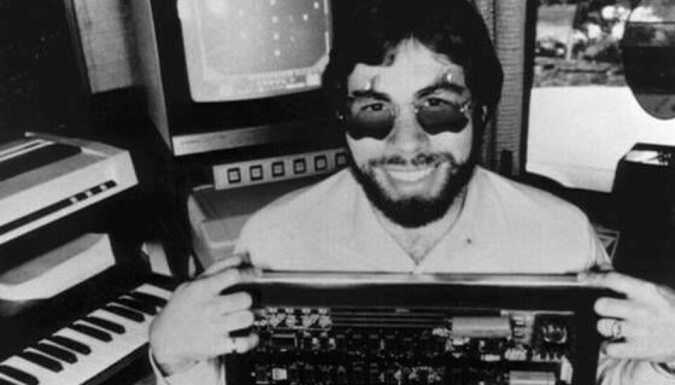 Steve Wozniak med sin skapelse Apple 1. Den första datorn som han och Steve Jobs konstruerade och byggde. Foto: woz.org