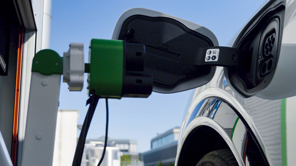Robotarmen hittar till laddkontakten med hjälp av en kamera. Foto: Ford Robotarmen hittar till laddkontakten med hjälp av en kamera. Foto: Ford