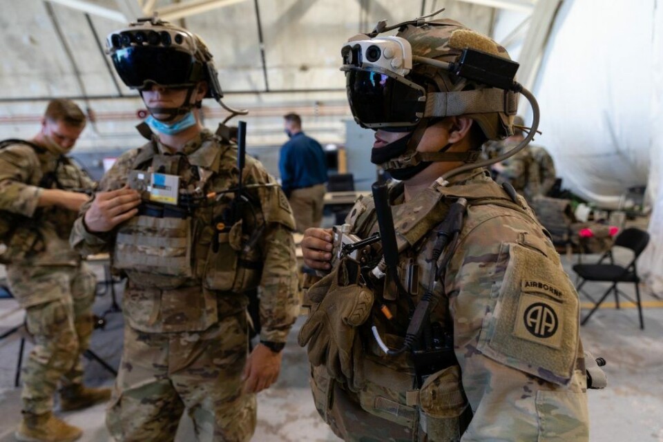 Ar-glasögonen ska bland annat bidra med virtuella kartor, korshår och mörkerseende. Men tekniken får skarp kritik från soldater som testat den. Foto: Courtney Bacon, U.S. Army Ar-glasögonen ska bland annat bidra med virtuella kartor, korshår och mörkerseende. Men tekniken får skarp kritik från soldater som testat den. Foto: Courtney Bacon, U.S. Army