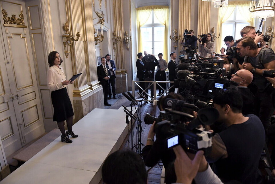 2016 och Svenska Akademiens ständige sekreterare Sara Danius tillkännager att Bob Dylan tilldelas Nobelpriset i litteratur. Foto: Jonas Ekströmer/TT 2016 och Svenska Akademiens ständige sekreterare Sara Danius tillkännager att Bob Dylan tilldelas Nobelpriset i litteratur. Foto: Jonas Ekströmer/TT