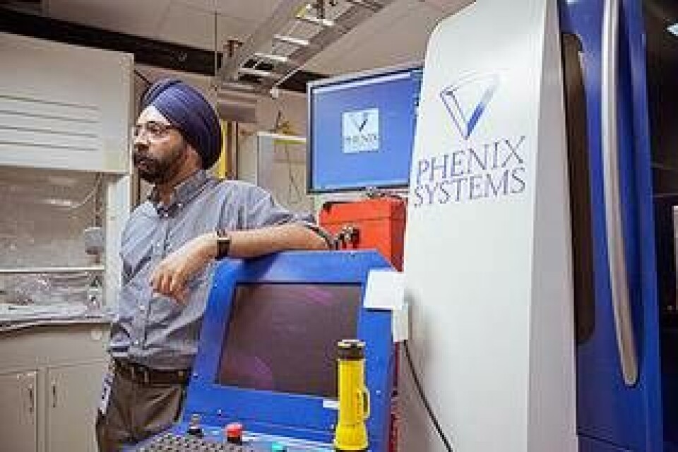 Prabjhot Singh, chef för labbet för additiv tillverkning på GE, vid en av företagets maskiner för lasersintring. Foto: Chris New/GE