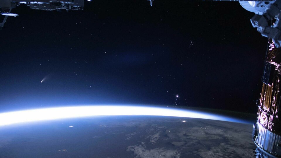 En asteroid strök förbi jorden på bara 300 mils avstånd. Bilden är tagen från den internationella rymdstationen ISS vid ett annat tillfälle. Arkivbild. Foto: Nasa/AP/TT