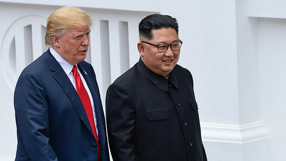 USA:s president Donald Trump och Nordkoreas diktator Kim Jong-Un promenerar från lunchen på ön Sentosa i Singapore. Foto: Pool Photo by Anthony Wallace via AP / TT USA:s president Donald Trump och Nordkoreas diktator Kim Jong-Un promenerar från lunchen på ön Sentosa i Singapore. Foto: Pool Photo by Anthony Wallace via AP / TT
