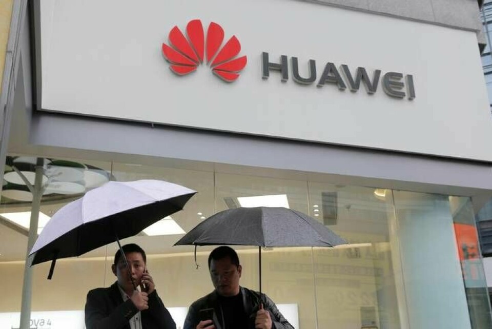 Nu blir det formellt förbjudet för amerikanska telekombolag att använda federala medel för att köa och installera utrustning från Huawei och ZTE. Foto: AP Photo/Kin Cheung, File