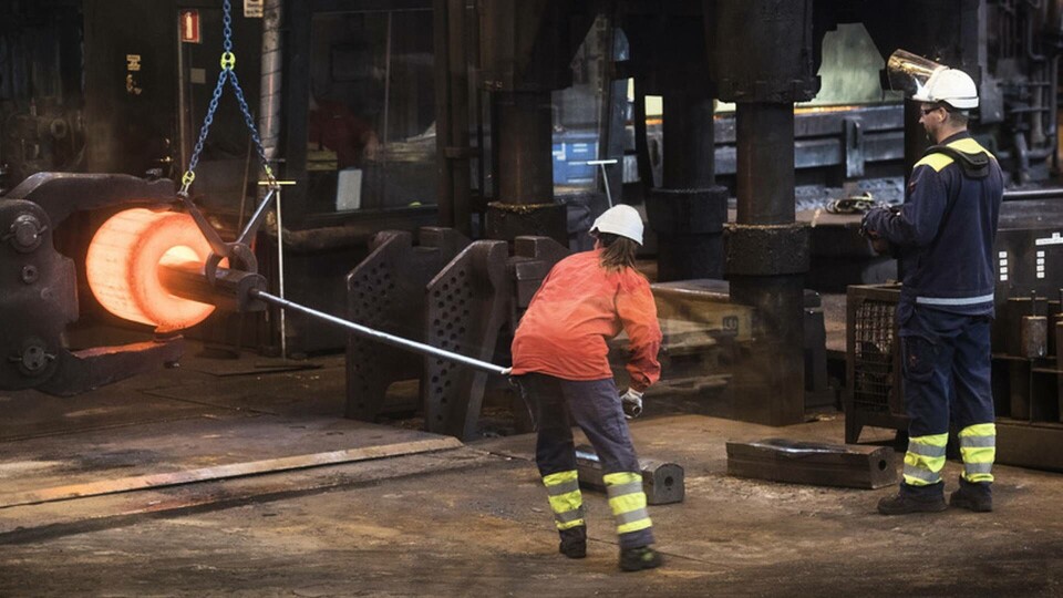 Ett stycke glödgat stål formas på Ovako i Hofors. Arkivbild. Foto: Fredrik Sandberg/TT Ett stycke glödgat stål formas på Ovako i Hofors. Arkivbild. Foto: Fredrik Sandberg/TT