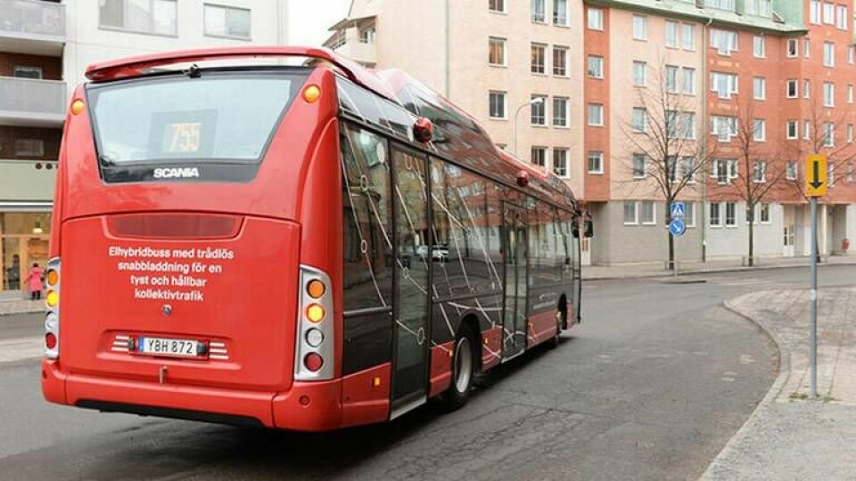 Nordens första induktivladdade buss har börjat trafikera linje 755 i Södertälje. Under vintern ska det visa sig hur Primove-systemet, som sedan tidigare används i Tyskland och Belgien, klarar vårt klimat. Foto: Tommy Harnesk