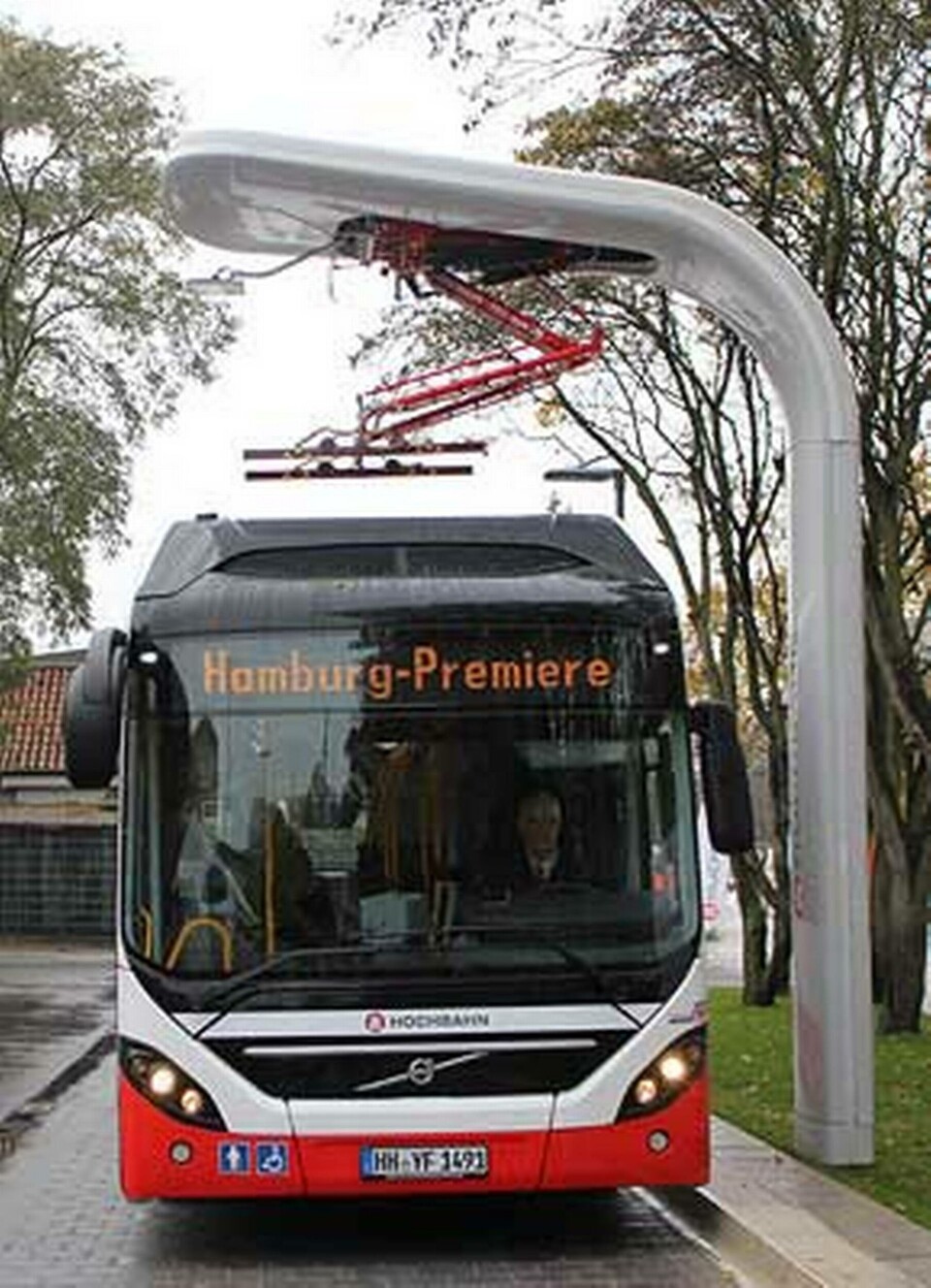 Volvo 7900 Electric Hybrid vid laddstation i Hamburg. Foto: Hamburger Hochbahn AG Volvo 7900 Electric Hybrid vid laddstation i Hamburg. Foto: Hamburger Hochbahn AG
