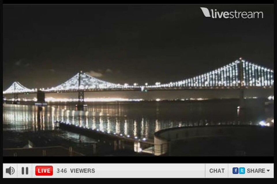 En kamera riktad mot San Francisco Bay Bridge visar ljusskulpturen live via webben. Foto: Livestream En kamera riktad mot San Francisco Bay Bridge visar ljusskulpturen live via webben. Foto: Livestream