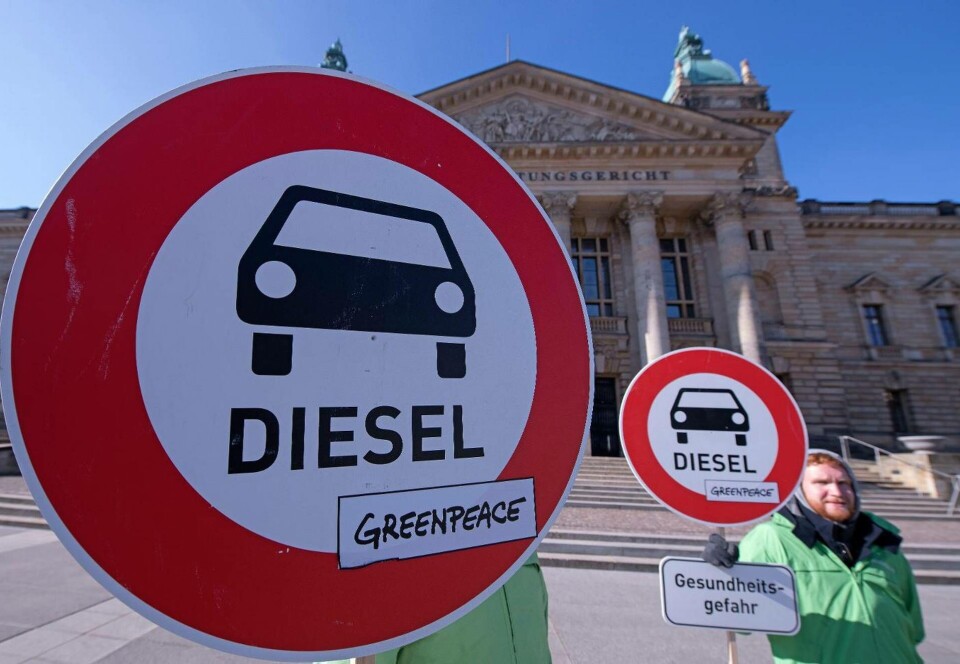 Protester utanför en domstol i Leipzig i februari 2017. Domstolen beslutade att tyska städer kan införa förbud mot dieselbilar.Foto: Jens Meyer/TT Protester utanför en domstol i Leipzig i februari 2017. Domstolen beslutade att tyska städer kan införa förbud mot dieselbilar.Foto: Jens Meyer/TT