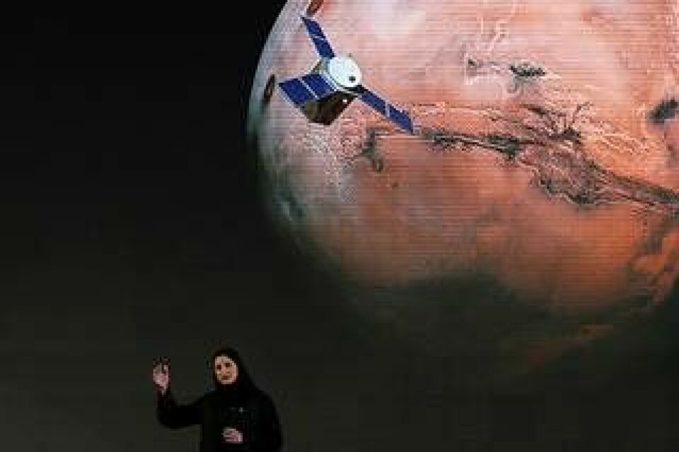 Sarah Amiri, biträdande projektchef för Förenade Arabemiratens rymduppdrag, berättar om rymdsonden al-Amal i maj 2015. Foto: AP Photo/Kamran Jebreili/Arkivfot