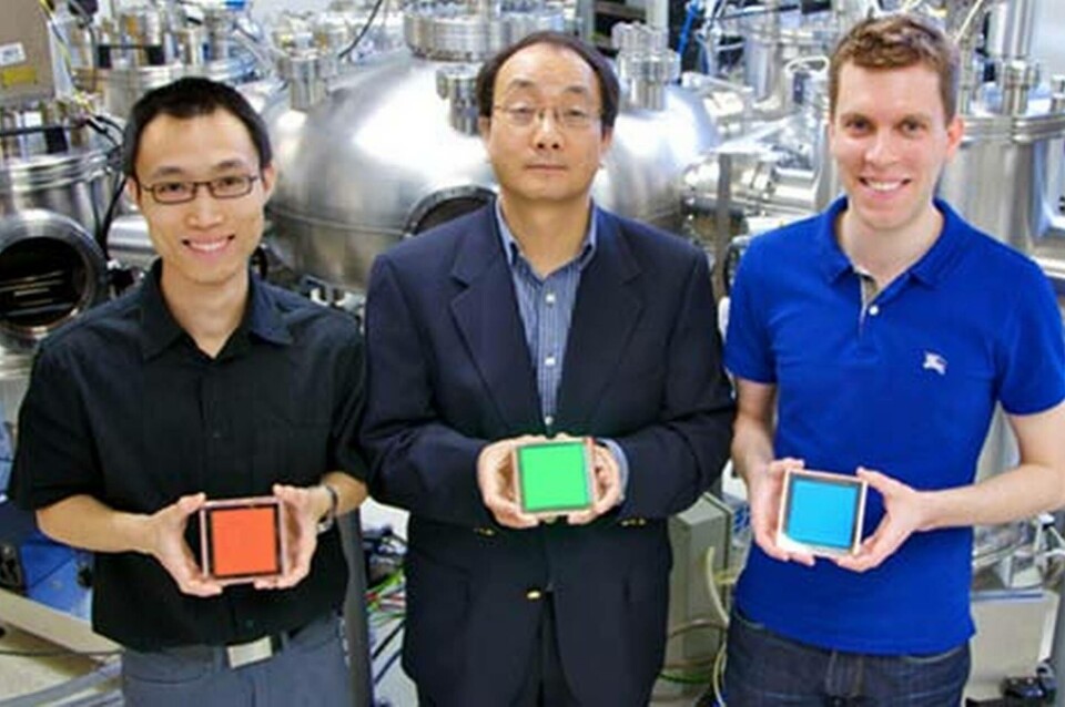 Zhibin Wang, professor Zheng-Hong Lu, och Michael Helander visar upp sina klor-oled. Foto: Toronto University Zhibin Wang, professor Zheng-Hong Lu, och Michael Helander visar upp sina klor-oled. Foto: Toronto University