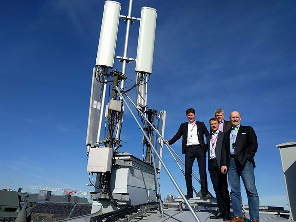 På ett tak på Hamngatan 2 i Stockholm visar Telia och Ericsson de antenner som ska ge snabbare uppkoppling. Från vänster Mats Lundbäck, Telia, Peter Malm, Ericsson, Erik Domajnko, Ericsson och Martin Pehrsson, Telia. Foto: Fredrik Karlsson På ett tak på Hamngatan 2 i Stockholm visar Telia och Ericsson de antenner som ska ge snabbare uppkoppling. Från vänster Mats Lundbäck, Telia, Peter Malm, Ericsson, Erik Domajnko, Ericsson och Martin Pehrsson, Telia. Foto: Fredrik Karlsson