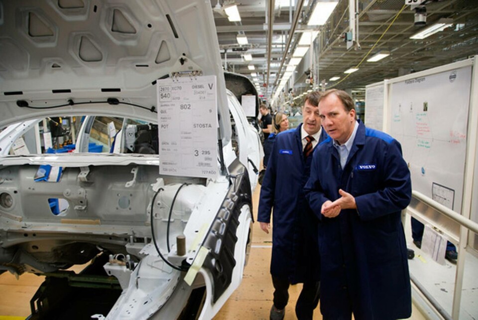 I maj besökte Socialdemokraternas partiledare Stefan Löfven Volvo Cars i Göteborg. Nu anklagas den nya regeringen för att prioritera life science framför fordonsindustrin. Foto: TT I maj besökte Socialdemokraternas partiledare Stefan Löfven Volvo Cars i Göteborg. Nu anklagas den nya regeringen för att prioritera life science framför fordonsindustrin. Foto: TT