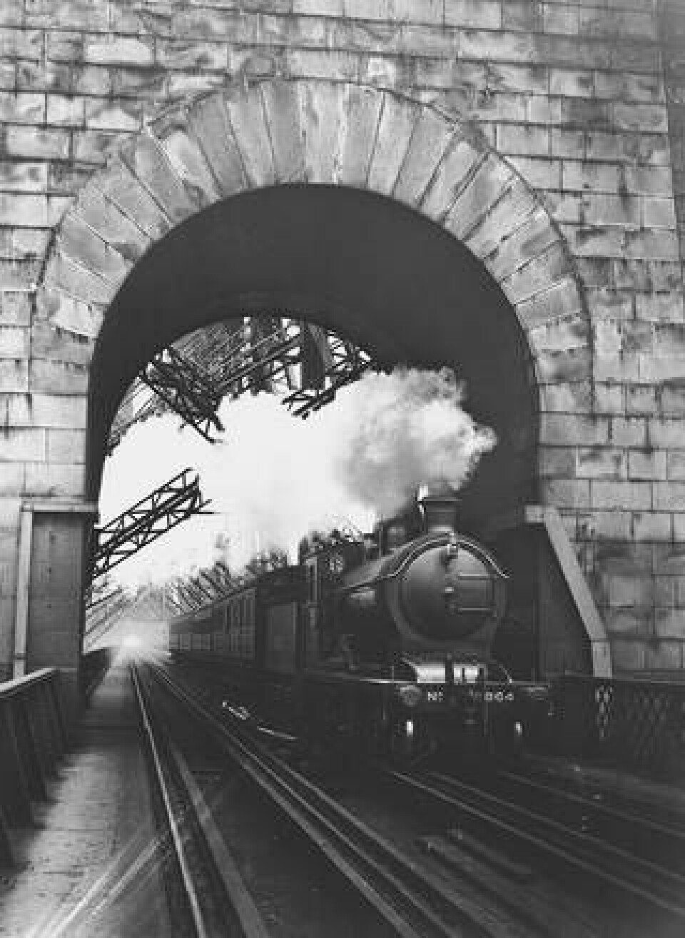 Tåget har fotograferats på väg av bron 1927. Foto: Hulton-Deutsch Collection/CORBIS