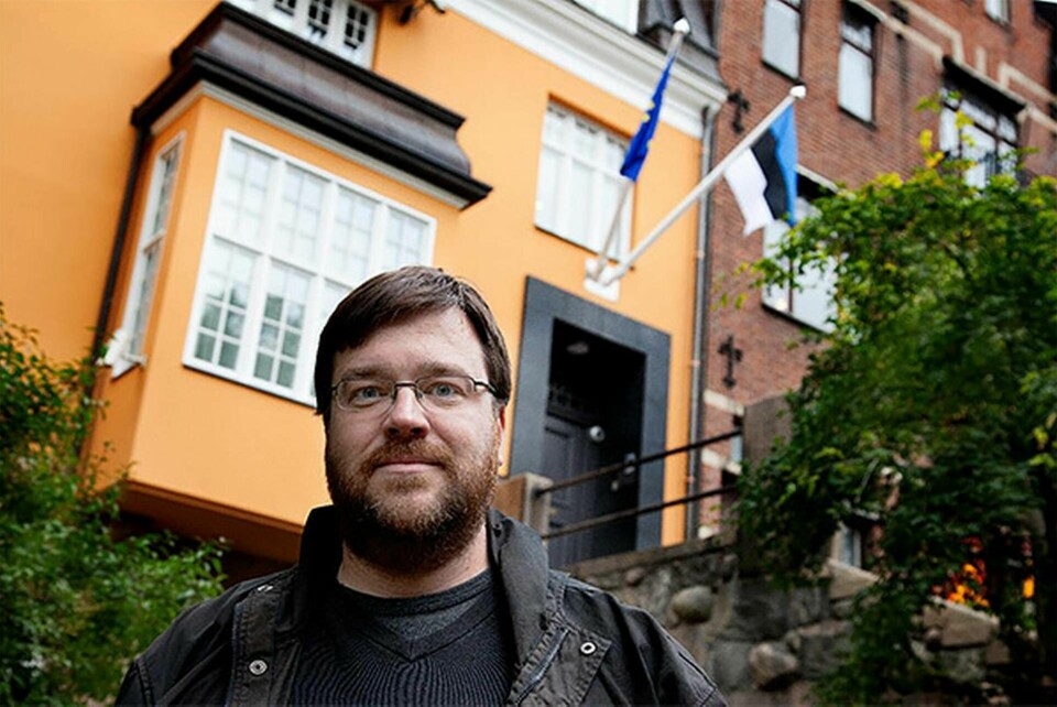 Jonas Ryberg besöker estniska ambassaden för att få ut sitt digitala medborgarskap. Där visar han upp giltig legitimation och får lämna fingeravtryck – sedan är det klart. Foto: Jörgen Appelgren