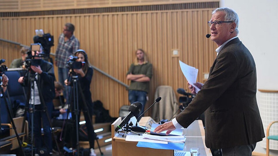 Sten Heckscher presenterar utredningen om hur Karolinska Institutet, KI, hanterat turerna kring kirurgen Paolo Macchiarini. Foto: Fredrik Sandberg / TT / Sten Heckscher presenterar utredningen om hur Karolinska Institutet, KI, hanterat turerna kring kirurgen Paolo Macchiarini. Foto: Fredrik Sandberg / TT /
