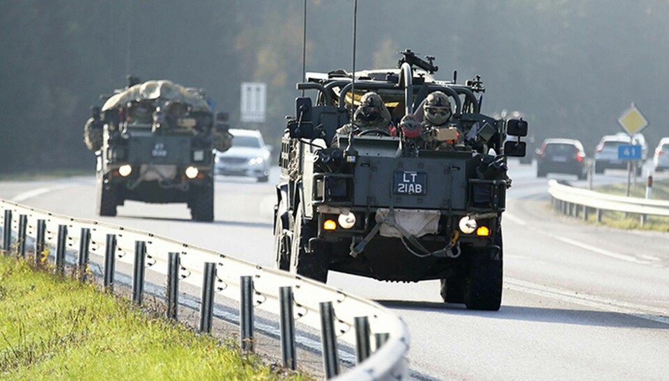 Militärfordon från länder i Nato kör på torsdagen genom västra Sverige på väg till en övning i Norge. Foto: Adam Ihse / TT