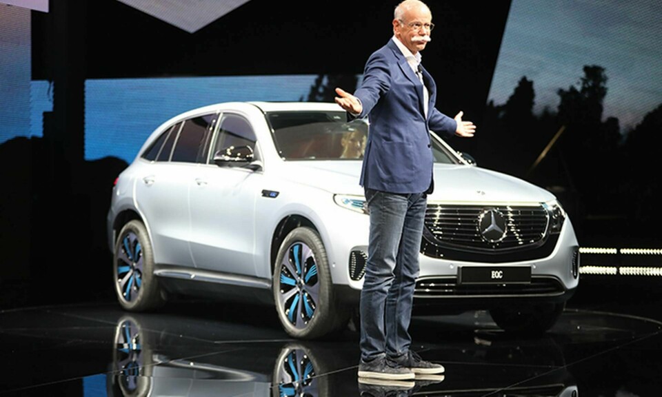 Dieter Zetsche, styrelseordförande för Daimler, talar när Mercedes-Benz visar sin nya Elektriska SUV Mercedes EQC i konsthallen Artipelag i Gustavsberg på tisdagen. Foto: Sören Andersson / TT