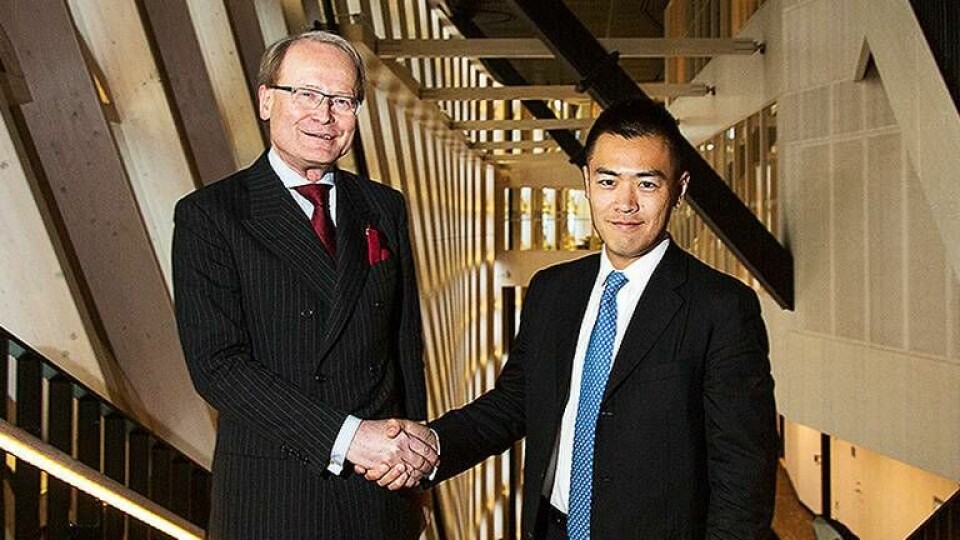 Rektor Anders Hamsten möter kinesiska miljardären Ming Wai Lau som donerar pengar till KI för ökat samarbete med Kina. Foto: Gustav Mårtensson / KI