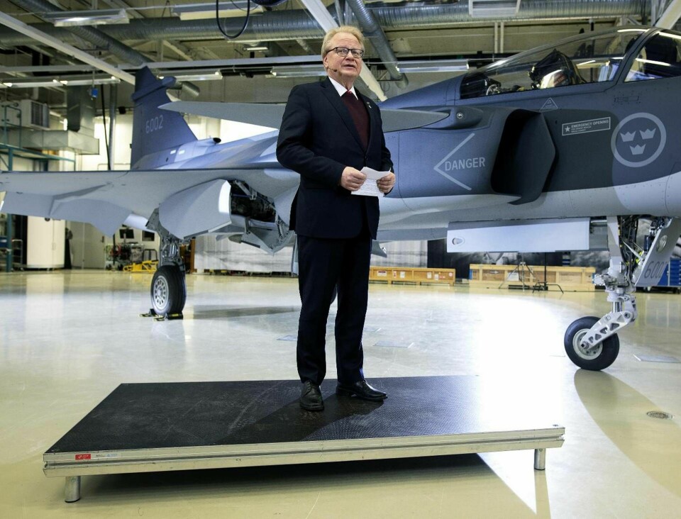 Försvarsminister Peter Hultqvist ser operativa fördelar om Finland väljer att köpa Gripen. Foto: Stefan Jerrevång
