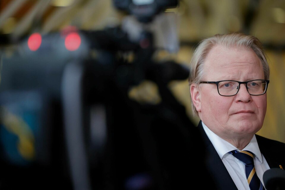 Försvarsminister Peter Hultqvist (S) behöver bättre försvar mot bluffmejl. Arkivbild. Foto: Olivier Matthys/AP/TT