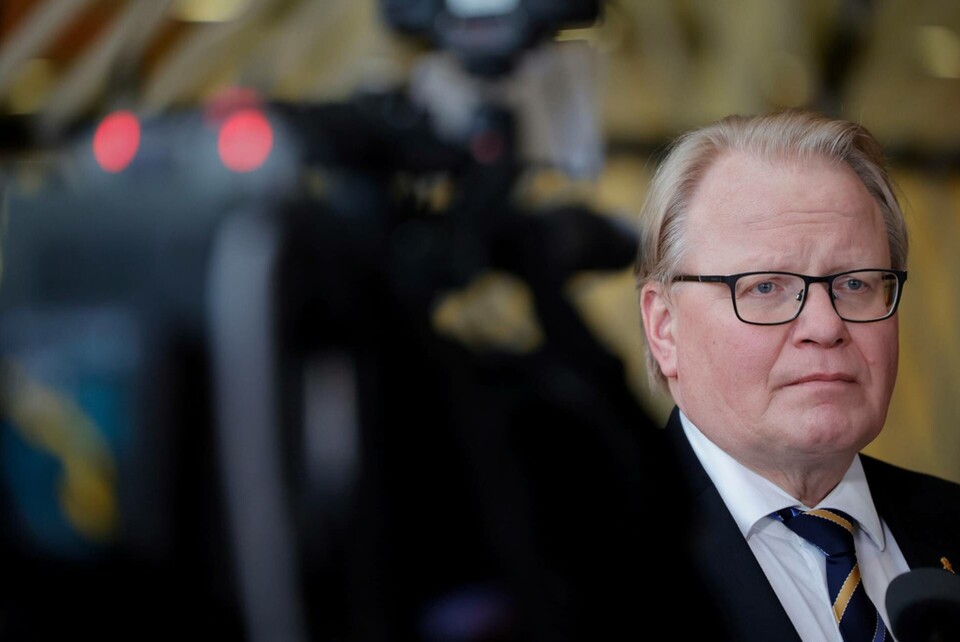 Försvarsminister Peter Hultqvist (S) behöver bättre försvar mot bluffmejl. Arkivbild. Foto: Olivier Matthys/AP/TT Försvarsminister Peter Hultqvist (S) behöver bättre försvar mot bluffmejl. Arkivbild. Foto: Olivier Matthys/AP/TT