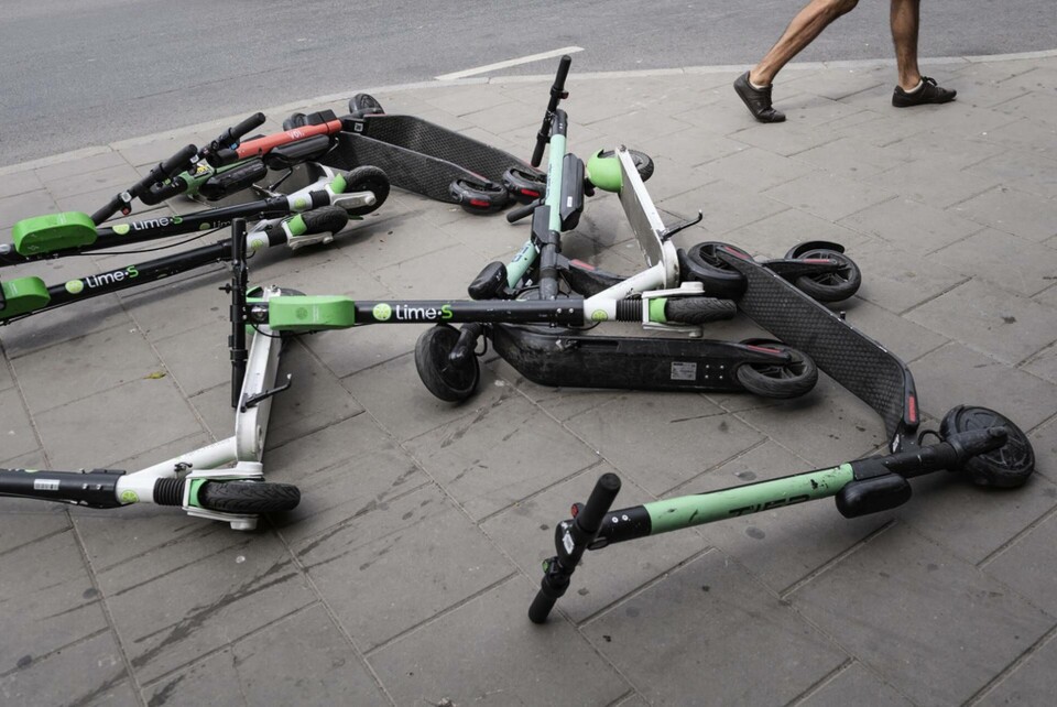 Elsparkcykeluthyraren Voi ska börja ta ut en avgift på 250 kronor av de användare som felparkerar. Arkivbild. Foto: Stina Stjernkvist/TT Elsparkcykeluthyraren Voi ska börja ta ut en avgift på 250 kronor av de användare som felparkerar. Arkivbild. Foto: Stina Stjernkvist/TT