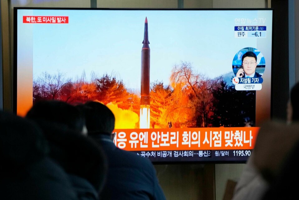 Människor i Sydkorea tittar på en nyhetssändning där Nordkoreas robottest visas. Foto: Ahn Young-joon/AP/TT